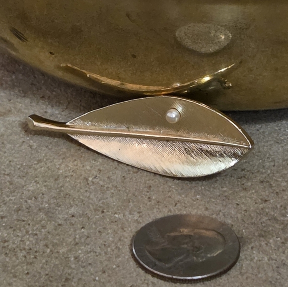 Sarah Coventry Gold Leaf Brooch with Pearl Accent